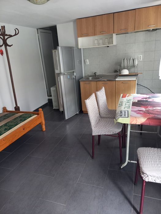 Самостоятелна къща под наем с.Браниполе. 

Състои се от 3 ста