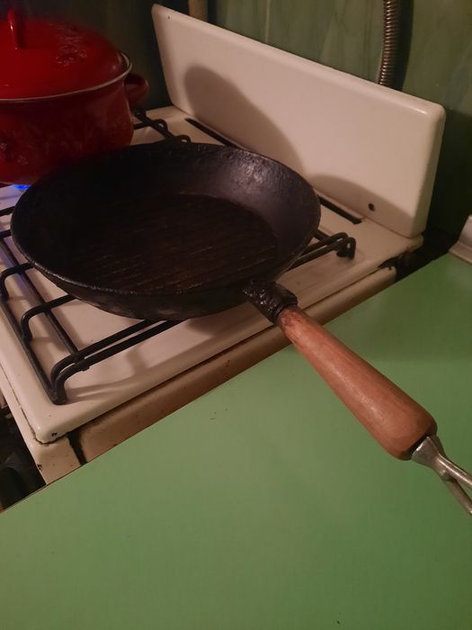 Продаётся сковорода ,  советская .  В  хорошем  состоянии. Рифлённая-