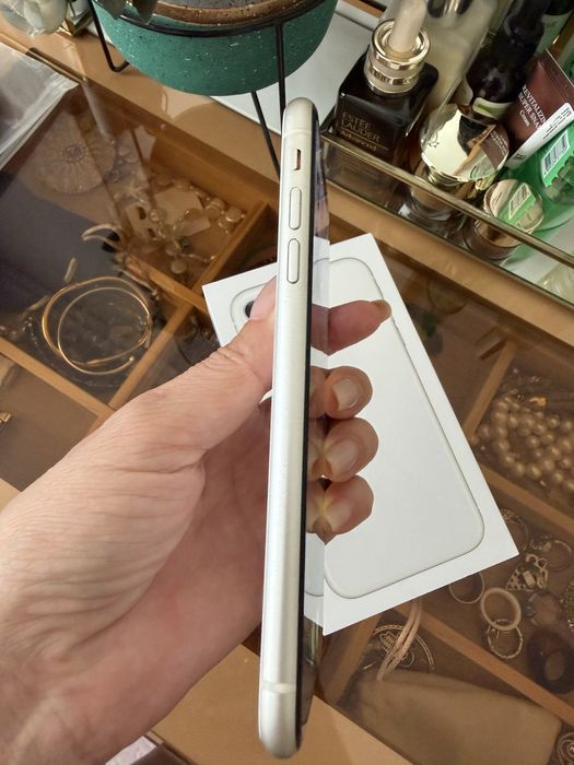 Продаю IPhone 11