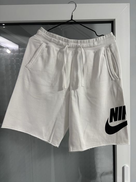 pantaloni scurti nike albi