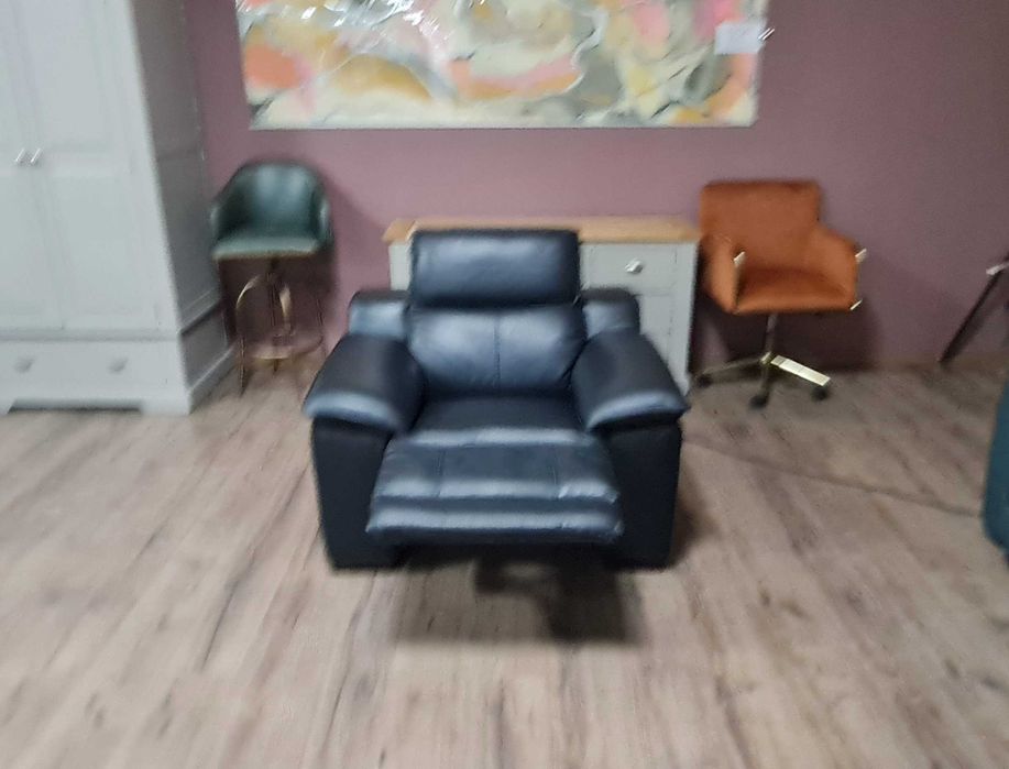 Черен кожен фотьойл с електрически релаксиращ механизъм