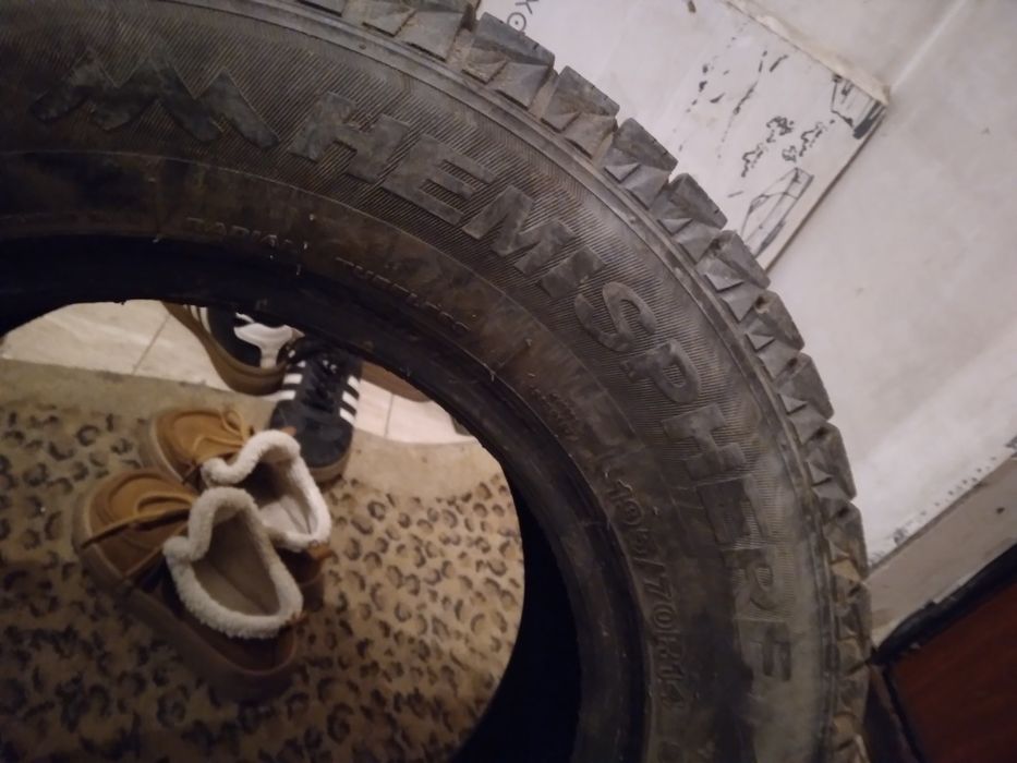Продам две покрышек зимние