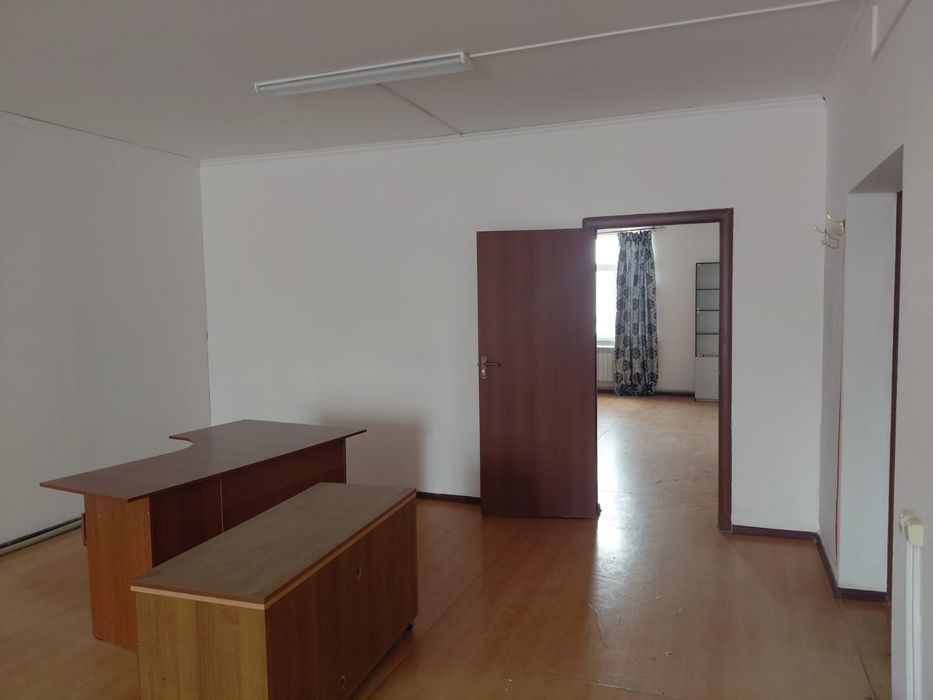 Офис просторный кабинет