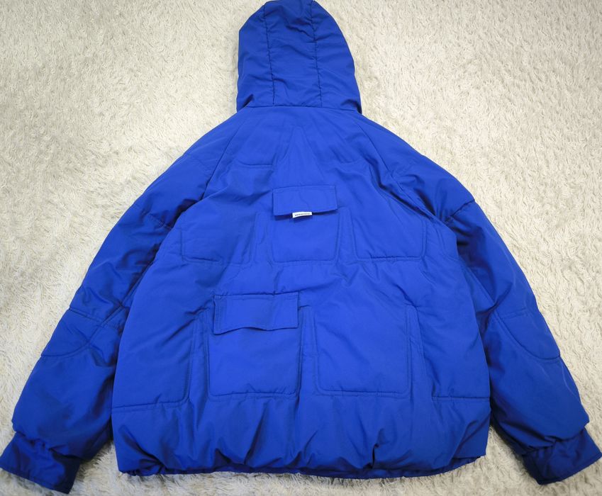 Зимняя синяя куртка.
