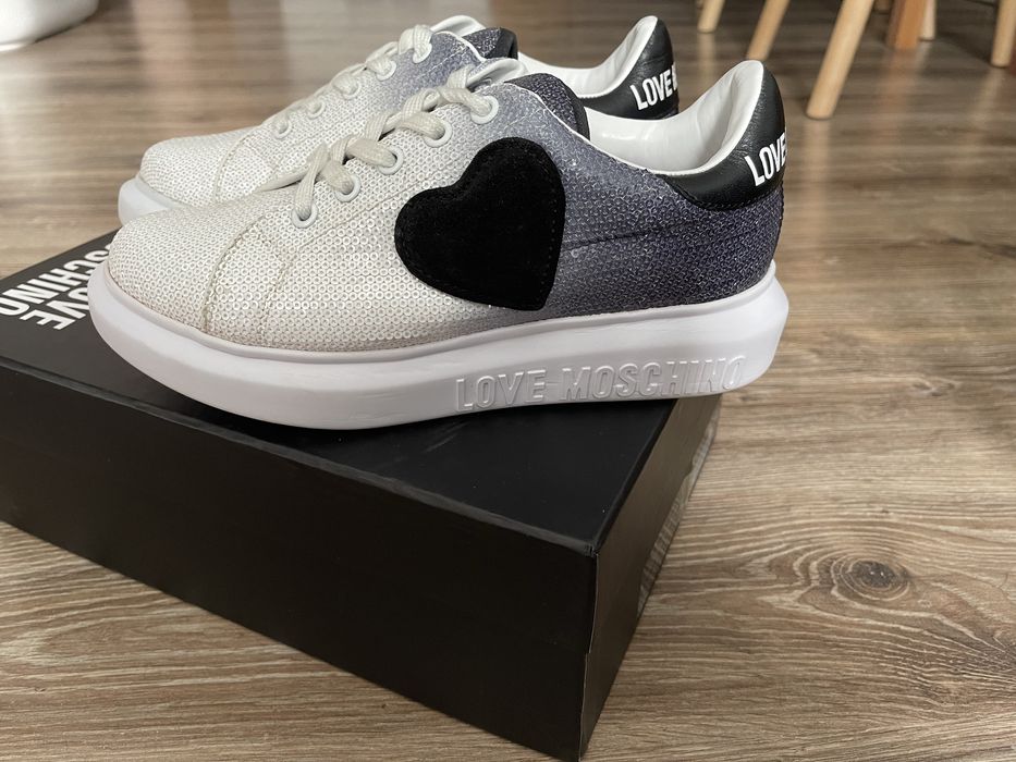 36 н-р Бели кецове Love Moschino