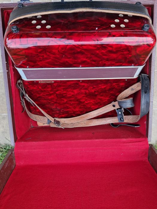 Vând acordeon Parrot cu 80 de basi rosu