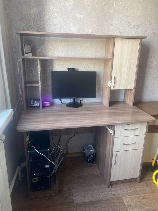 Продам компьютерный стол