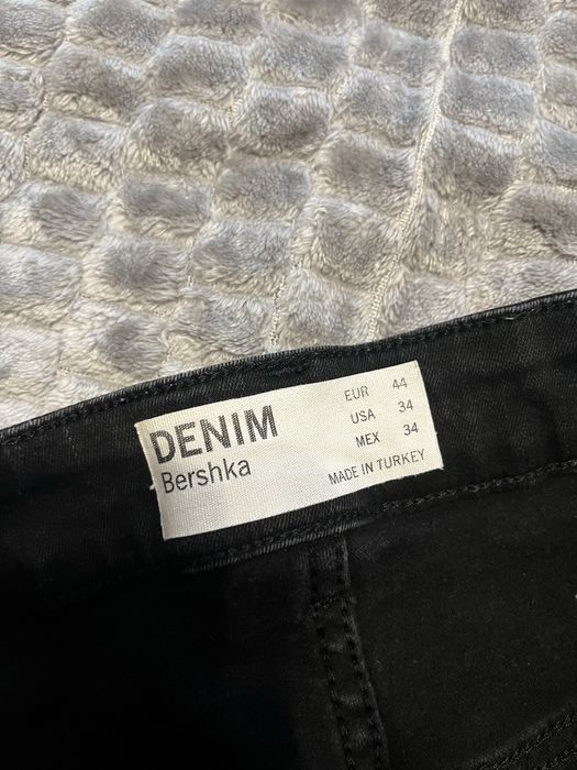 Vand blugi noi Bershka