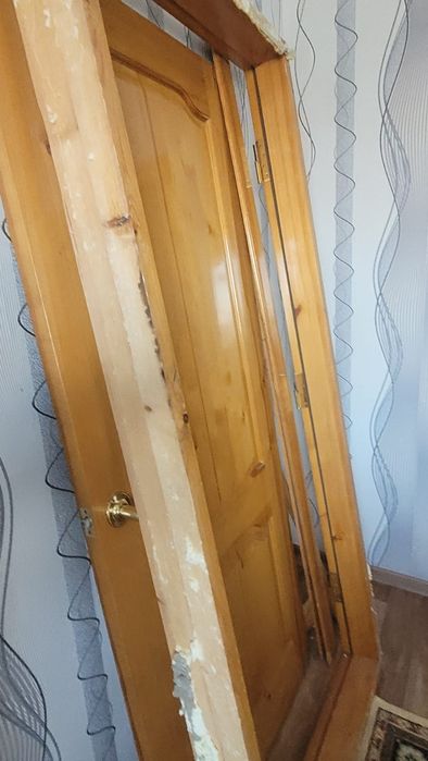 Продам деревянную дверь