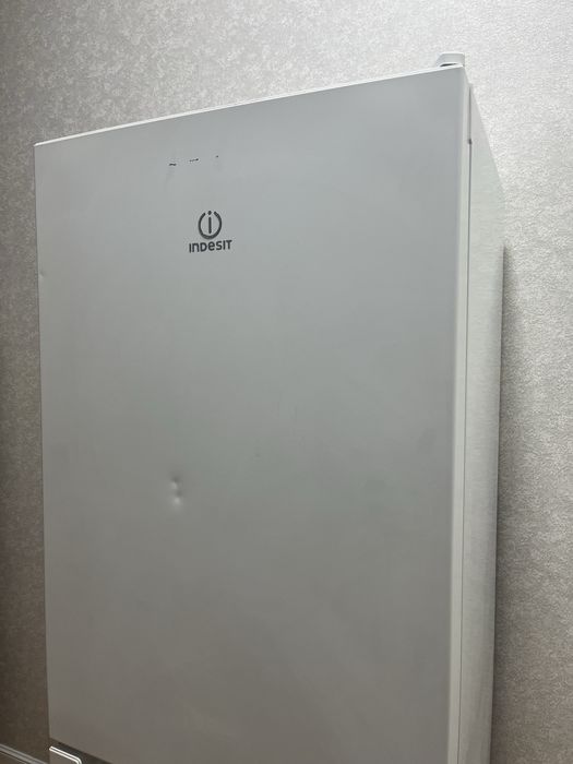 Холодильник Indesit