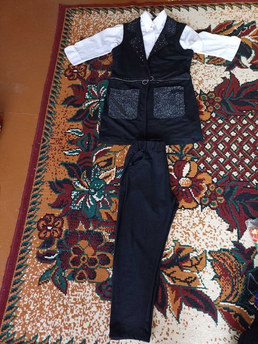 Ayollar kiyimi arzon narxda sotiladi.