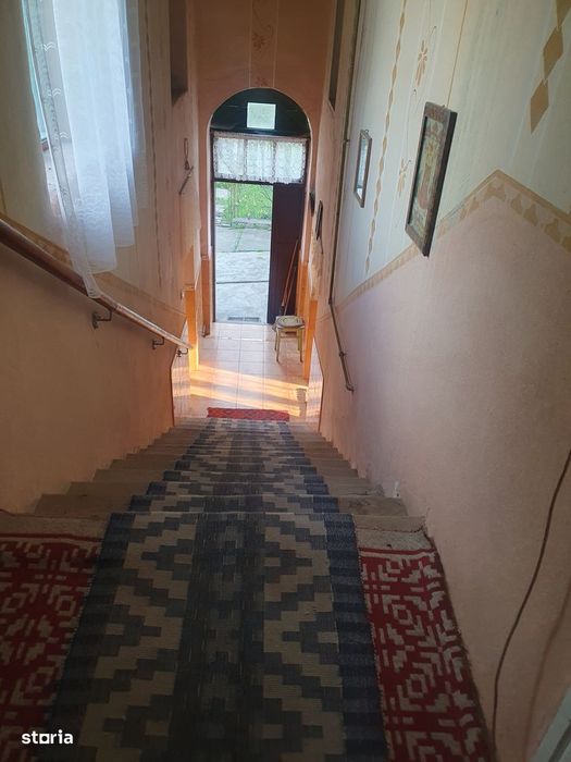 Casă de vânzare, 3 camere, curte mare, sura si grajd, teren 2600 mp