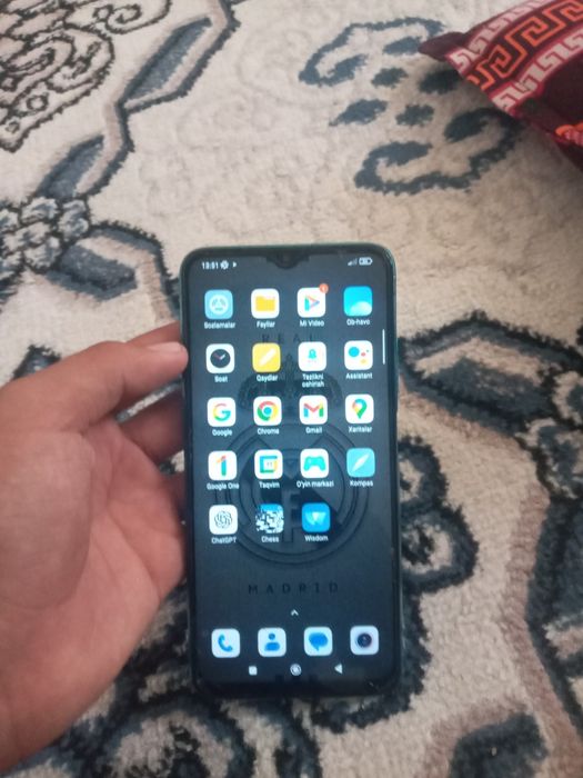 Telefon sotiladi  :holati yahshi chihol yoki bromni plionka