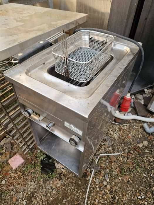 Friteuza electrica cu banc și robinet scurgere, de putere, la 380v