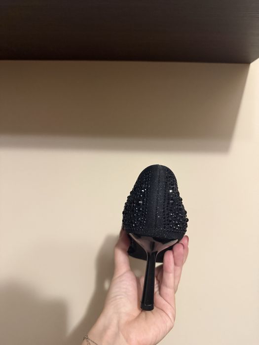 Блестящи обувки на ток