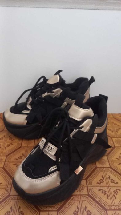 Новые кроссовки на 36 рр