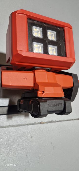 Hilti , Milwaukee reflector  pe acumulator