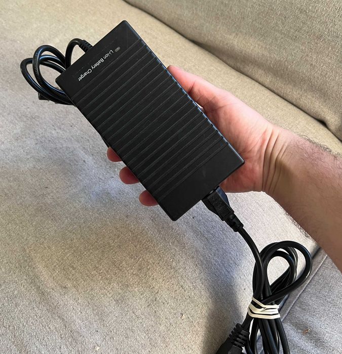 Incarcator baterie Li-ion de 54,6V 2A pentru pachetul de baterii 13S