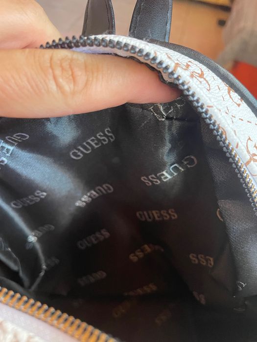Раничка на марката Guess