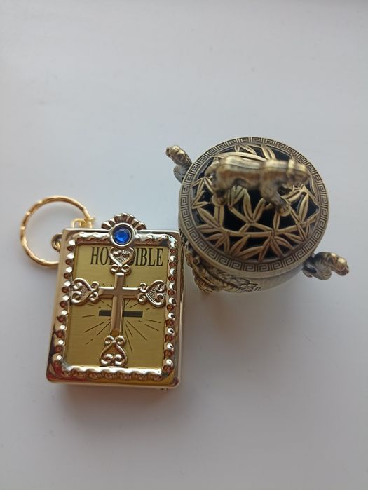 Suport pentru tămaie  și breloc biblie
