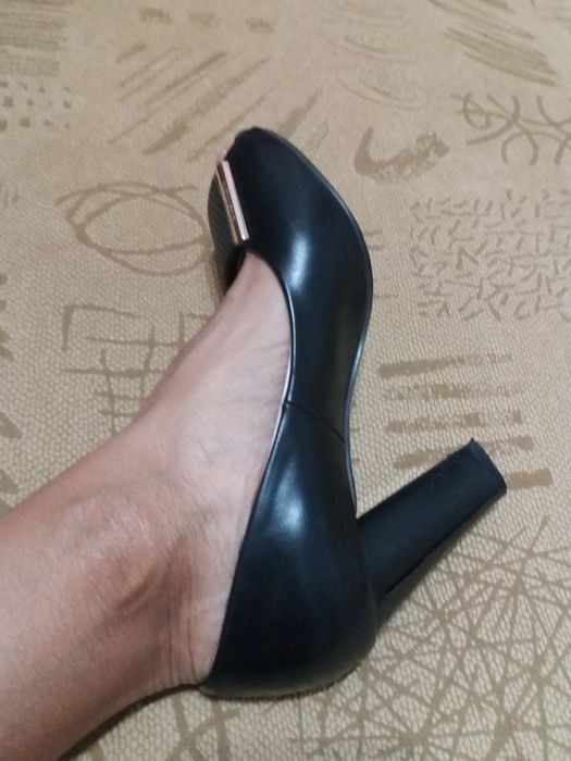 2000 тенге. туфли кожанные. стильные