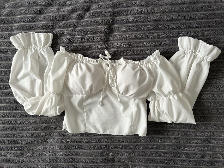 Дамски топ с ефектни ръкави