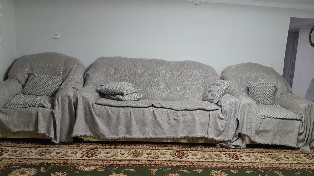 диван с двумя креслой