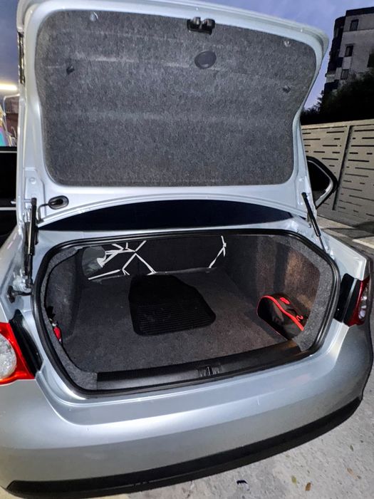 VOLKSWAGEN Jetta 2010 — imagine 3