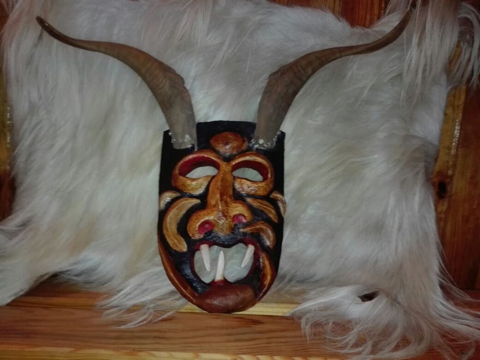 Изработка на сурвакарски маски