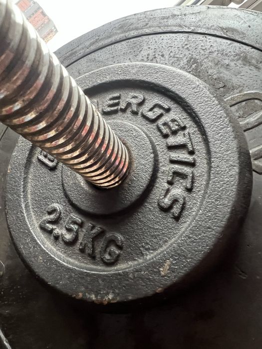 Фитнес лежанка Bench900 с 45кг дискове на нея , стойки за клек-лост