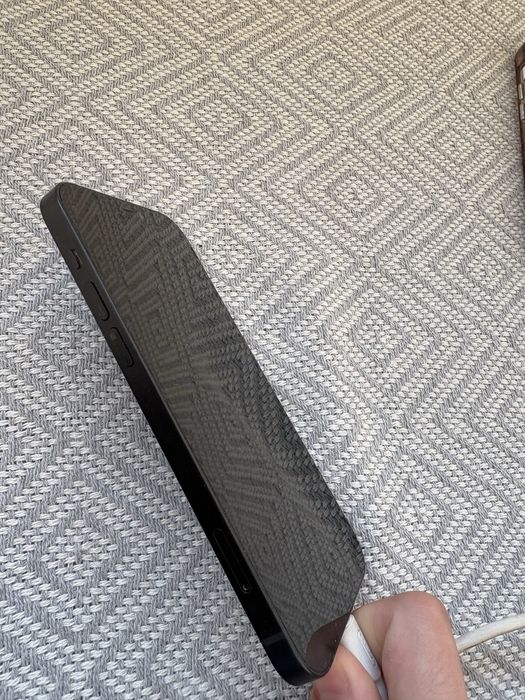 iPhone 12 в отличном состоянии