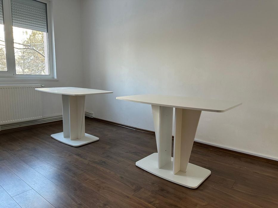 Masă modernă albă cu picior central – stare foarte bună