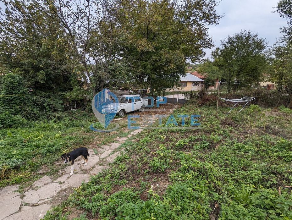 Къща с гараж в село Сенник