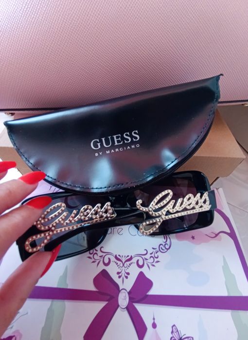 Ефектни слънчеви очила Guess с камъни
