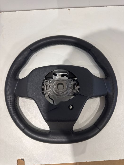 Toyota Auris кожен волан Тойота Аурис