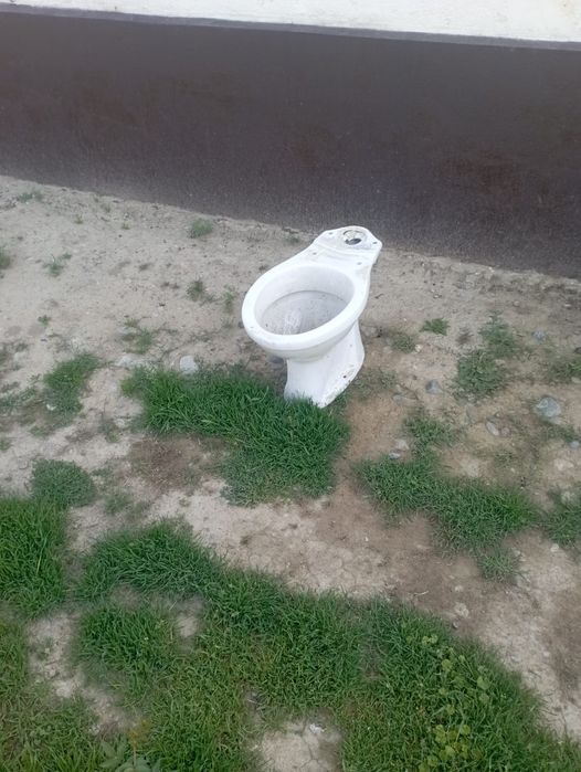 Продам унитаз 2 шт