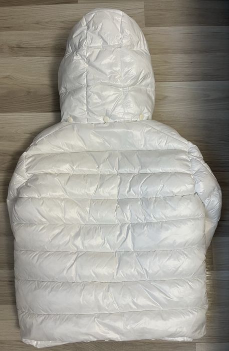 Geaca de culoare alba cu puf moncler