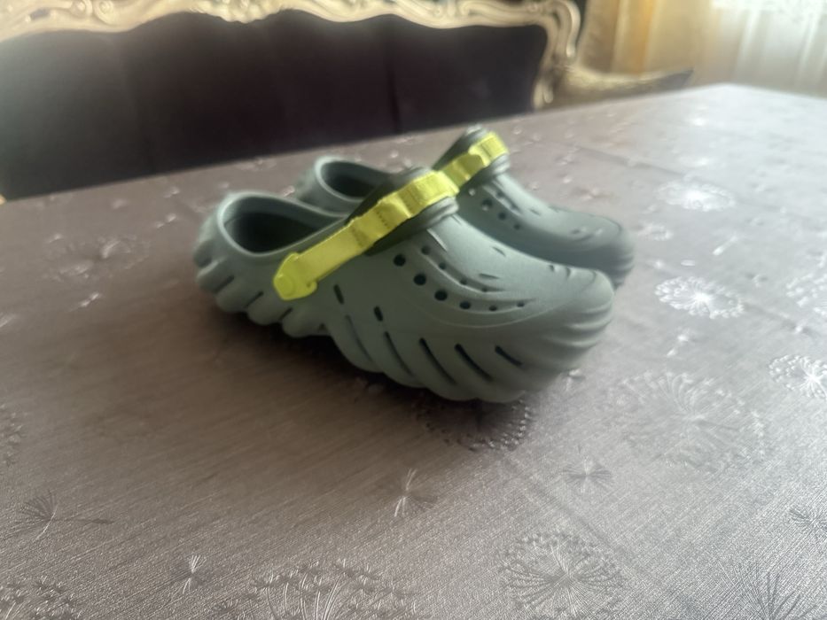 Crocs. Супер удобни.