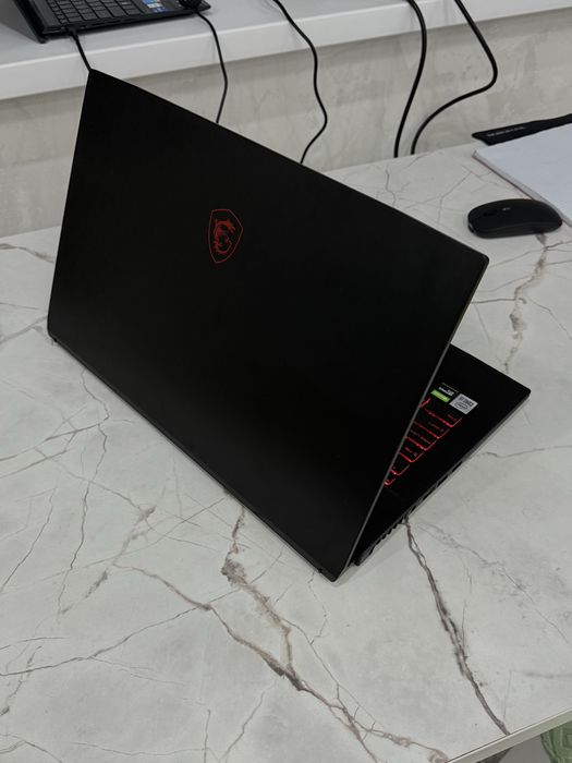 Ноутбук игровой MSI.
