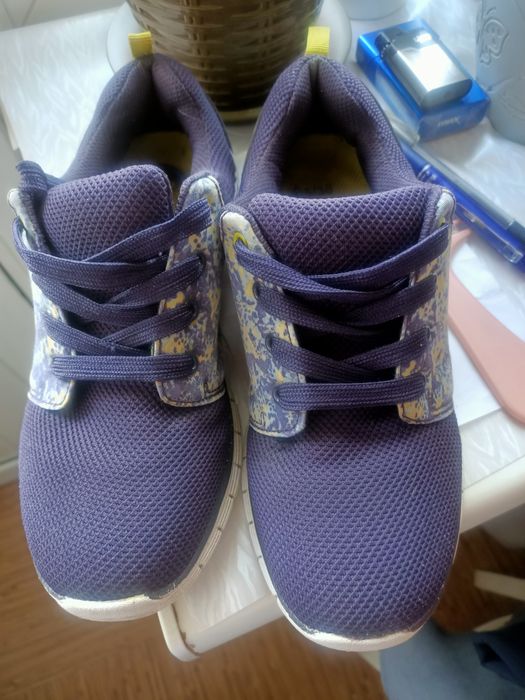 Продам кроссовки б/у.