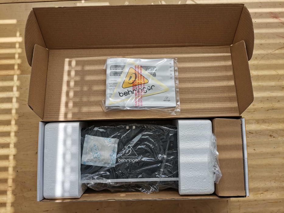 Behringer U-Phoria UMC204HD USB аудио интерфейс