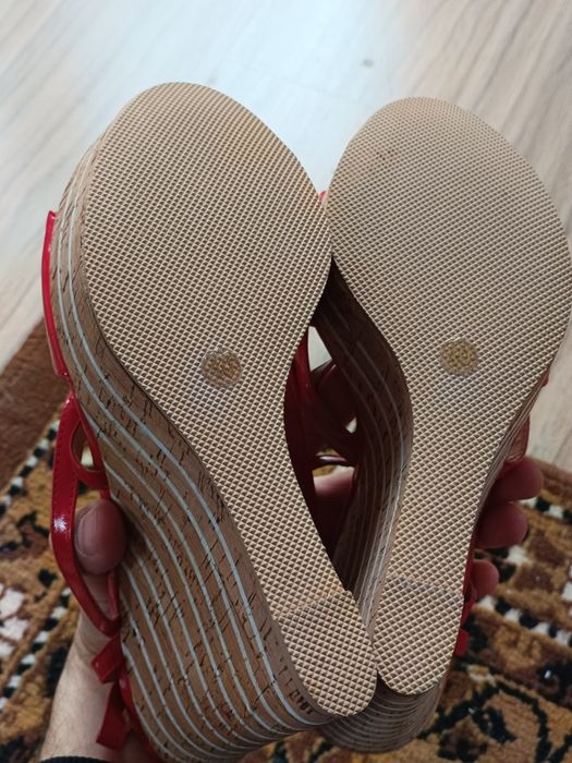 Продам новые босоножки