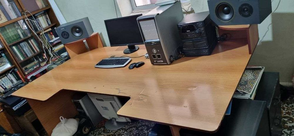 Стол студийный для звукозаписи и видеомонтажа.