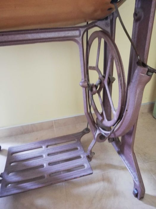 Крачна руска шевна машина с две чекмеджета