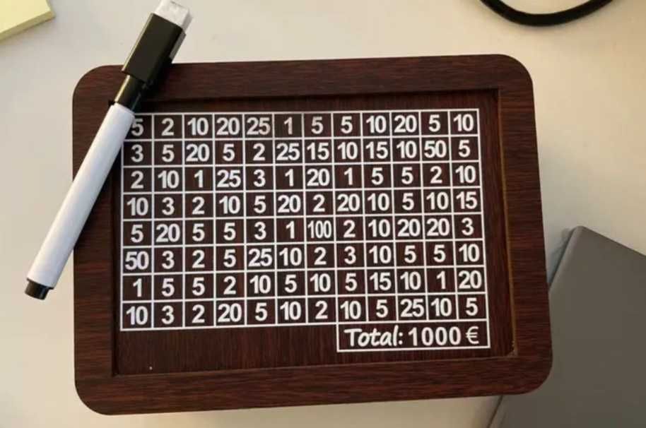 Дървена касичка с цел