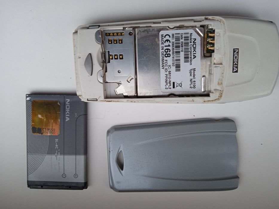 Сотовый телефон Nokia 6100.