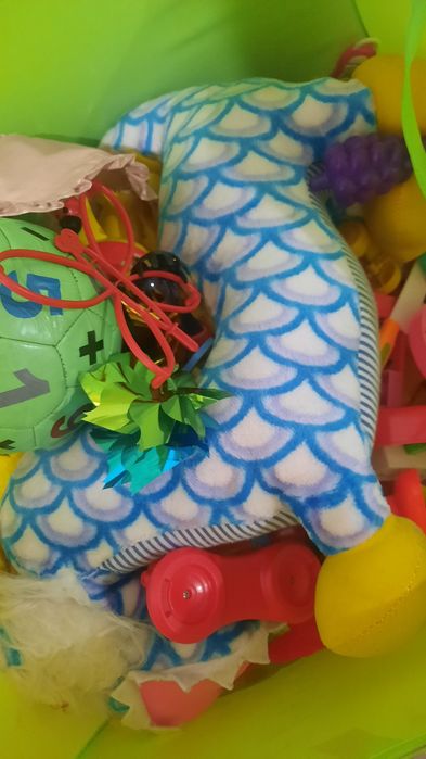 Коробка игрушек разных