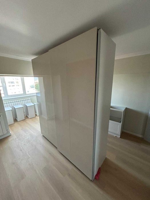 Vand dressing IKEA PAX cu uși glisante HOKKSUND, alb-crem lucios stare buna