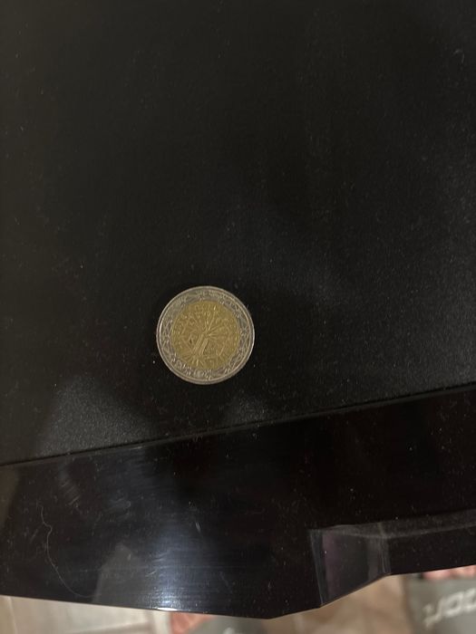 Две евро монети на дървото на живота