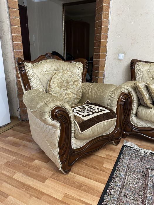 Продам диван и два кресла